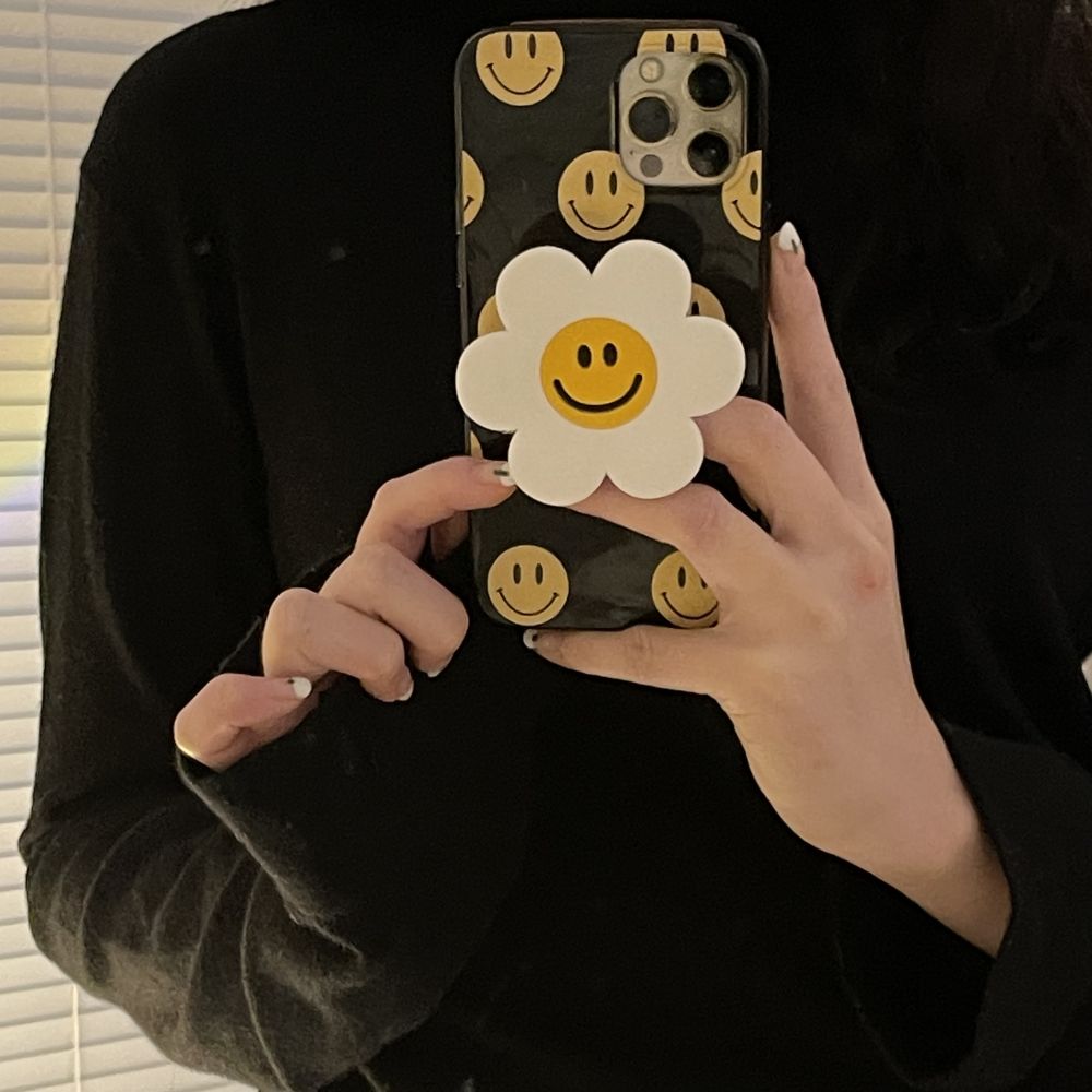 Cute Smiley Phone Case With Adorable Flower Phone Grip